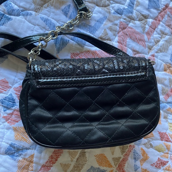 Small Guess sequins crossbody bag with chain strap - Picture 4 of 4